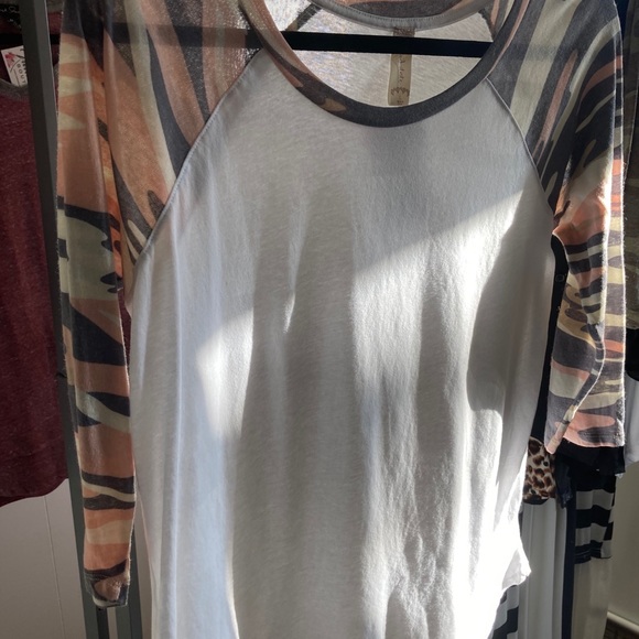 Women’s top. - Picture 3 of 5